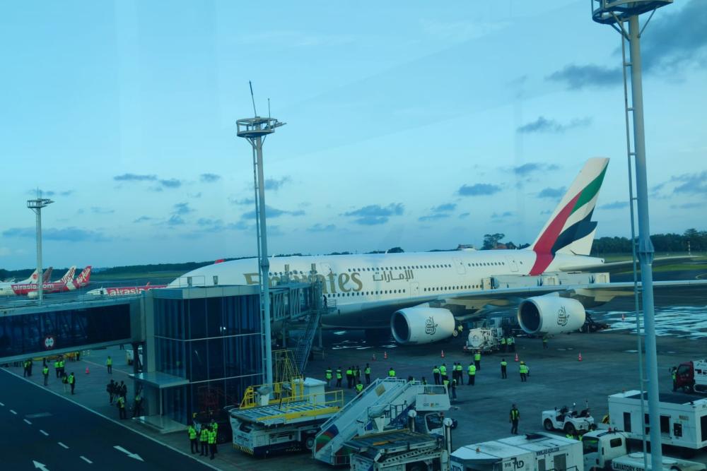  Pesawat Emirates Dihantam Turbulensi Parah hingga Atap Retak, 14 Terluka