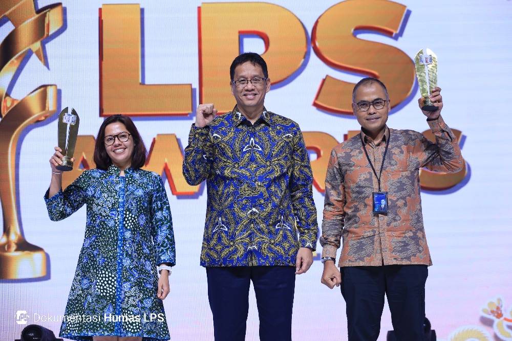 Direktur Pemberitaan sekaligus Pemimpin Redaksi Bisnis Indonesia Maria Y. Benyamin menerima penghargaan dari Ketua Dewan Komisioner LPS Purbaya Yudhi Sadewa pada Acara LPS Award 2023, Rabu (6/12/2023)/Dok-LPS