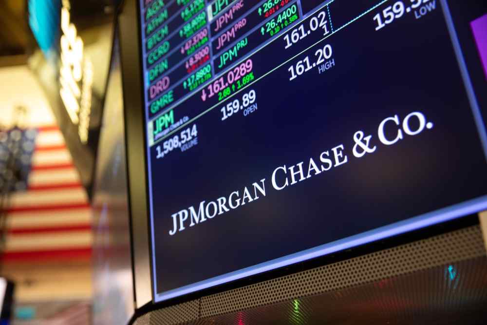 Logo JP Morgan Chase & Co. di lantai bursa New York Stock Exchange (NYSE) di New York, AS, pada Senin (3/1/2022). Bloomberg/Michael Nagle