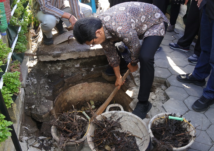  Warga Mangkuyudan Yogyakarta Panen 1 Ton Pupuk Organik