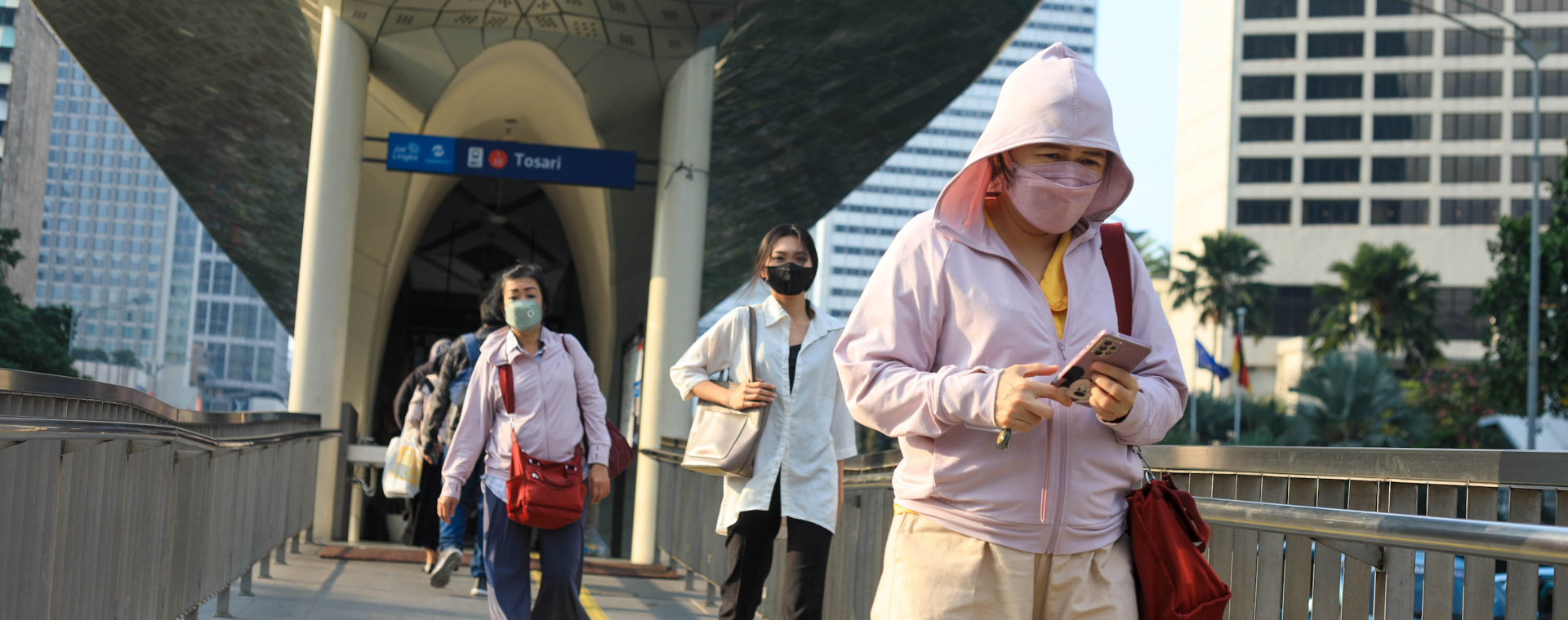 Warga yang menggunakan masker melintas di kawasan Jalan MH Thamrin, Jakarta, Selasa (8/8/2023). Pemprov DKI Jakarta mengimbau warga menggunakan masker untuk mengantisipasi polusi udara di Ibu Kota. Nilai klaim asuransi kesehatan meningkat hampir dua kali lipat dalam 2 tahun terakhir, salah satu pendorongnya adalah polusi udara yang memicu berbagai penyakit. - JIBI/Bisnis/Himawan L Nugraha