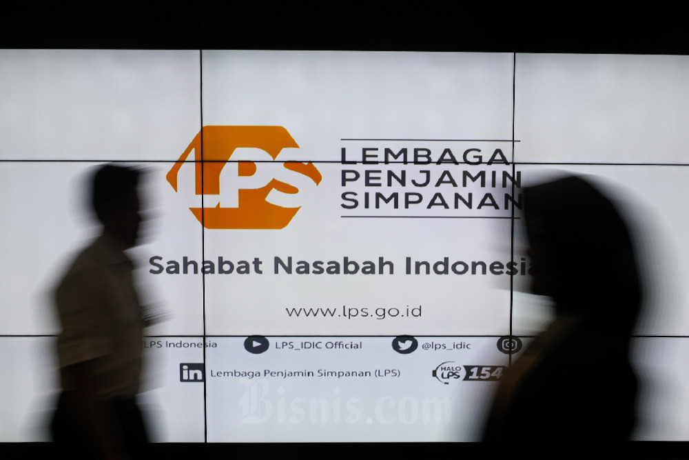 Karyawati beraktivitas di kantor Lembaga Penjamin Simpanan (LPS) di Jakarta, Senin (7/8/2023)./Bisnis-Arief Hermawan P.