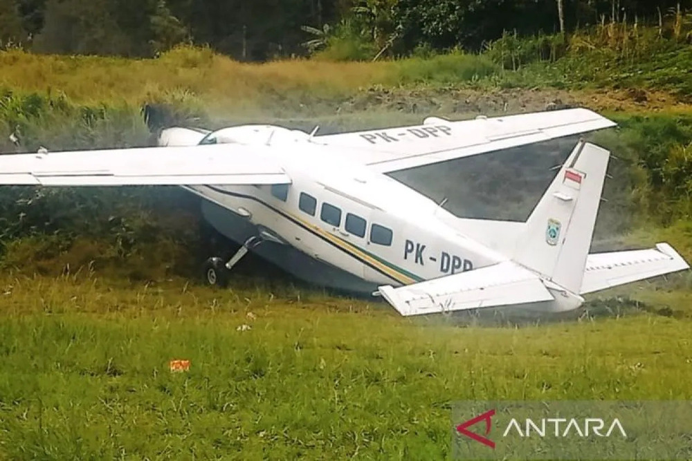 Pesawat Caravan Daby Air PK-DPP mengalami kecelakaan dalam proses pendaratan di Lapangan Terbang Pogapa, Kabupaten Intan Jaya, Papua Tengah, Kamis (7/12/2023)./Antara-Humas Polda Papua.
