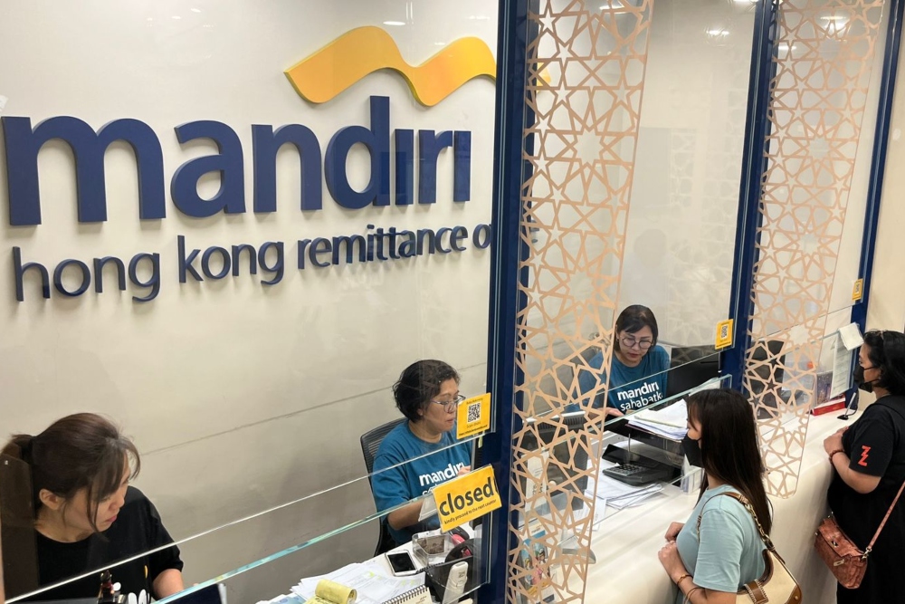 Nasabah sedang melakukan transaksi di Bank Mandiri Hong Kong Remittance Office - Dok. Bank Mandiri