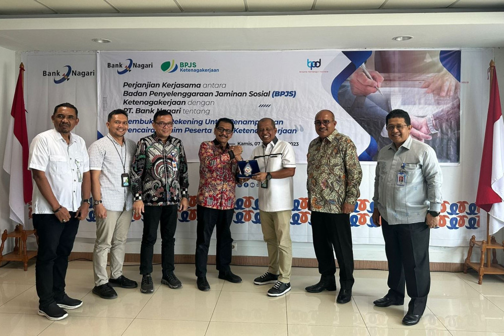 Direktur Utama Bank Nagari Muhamad Irsyad (empat kiri) bersama pihak BPJS Ketenagakerjaan usai tanda tangan kerjasama di Kantor Pusat Bank Nagari, di Padang, Sumatra Barat, Kamis (7/12/2023). dok Bank Nagari