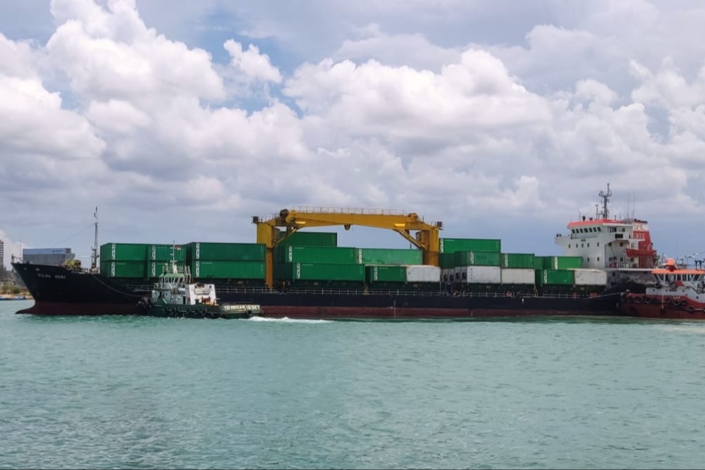 Ilustrasi kapal mengangkut kontainer untuk diekspor ke luar neger. JIBI/Rifki