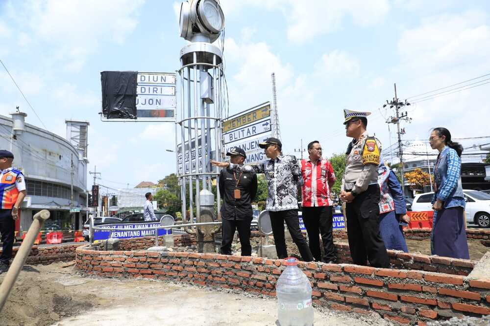 Pj. Wali Kota Malang, Wahyu Hidayat (dua dari kiri), saat meninjau Jl Basuki Rahmat, Kamis (7/12/2023). Istimewa