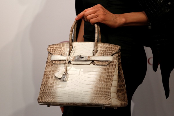 Tas Birkin terbuat dari kulit buaya Himalaya dari rumah mode Hermes/Reuters