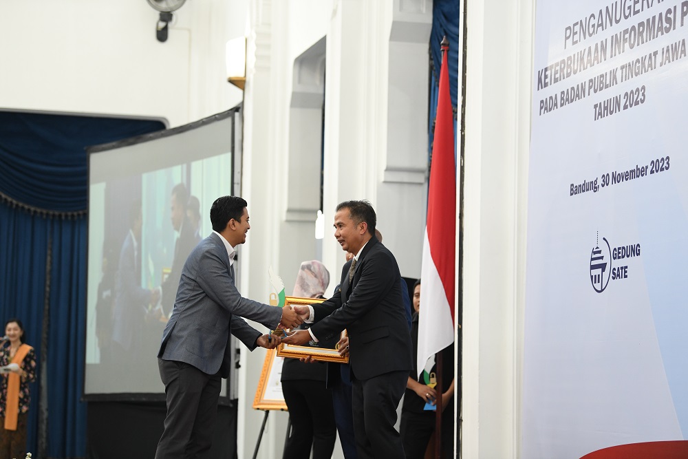 Penghargaan diserahkan langsung oleh Penjabat Gubernur Jawa Barat, Bey Machmudin kepada Plt. Direktur Yoseph Yusrizal di Aula Barat Gedung Sate Bandung.