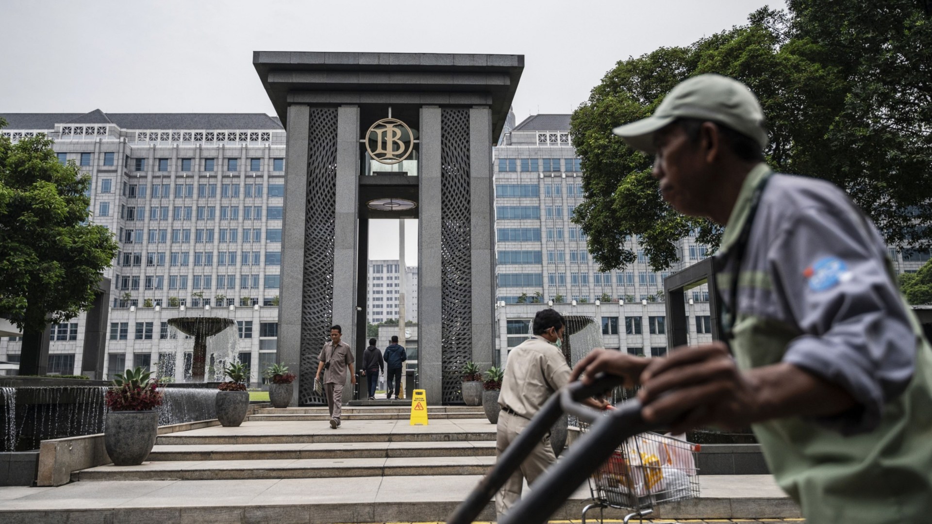 Pekerja melintas di depan kantor pusat Bank Indonesia, Jakarta. - Bloomberg/Rosa Panggabean