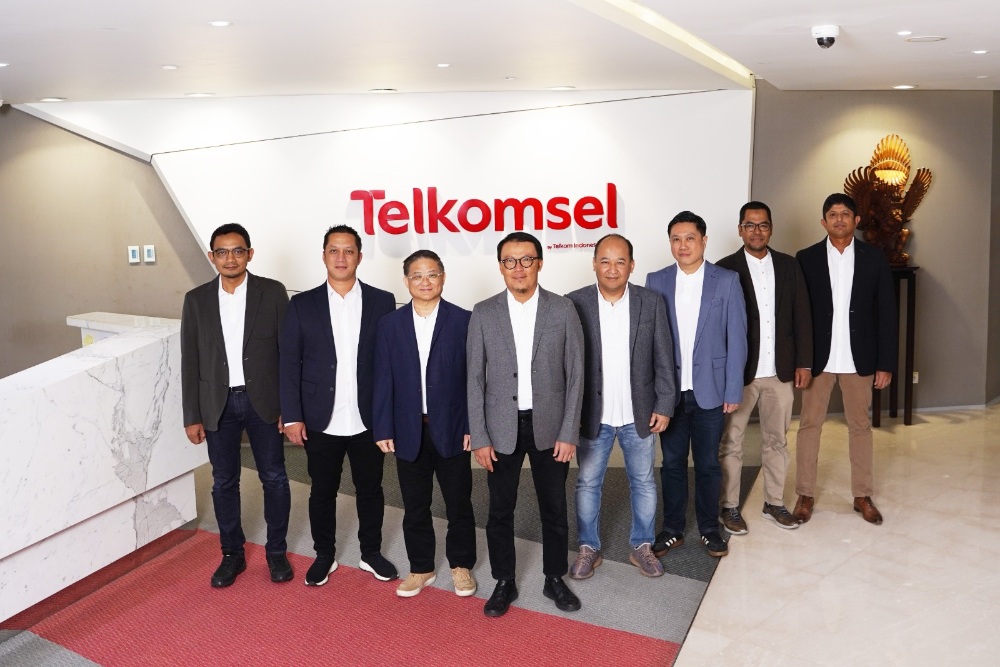 Direktur Utama Telkomsel Nugroho (keempat dari kiri) dan Direktur Network Telkomsel Indra Mardiatna (paling kiri) beserta jajaran Direksi Telkomsel/dok. Telkom