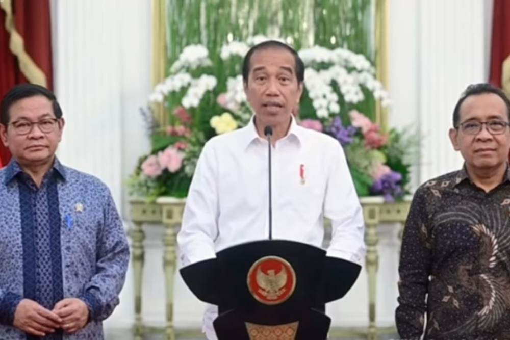 Presiden Jokowi didampingi Seskab Pramono Anung dan Mensesneg Pratikno memberikan keterangan pers, di Istana Merdeka, Jakarta, Jumat (8/12/2023) - Tangkapan Layar Youtube Setpres.
