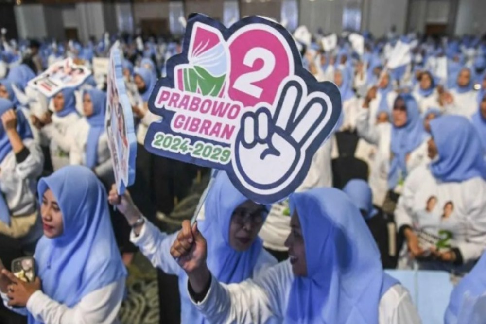 Sejumlah anggota Pergerakan Perempuan Muda Nahdliyin (Perdana) meneriakan yel-yel saat deklarasi dukungan terhadap pasangan Prabowo-Gibran di Jakarta, Rabu (6/12/2023). Perdana mendeklarasikan dukungan terhadap pasangan Capres-Cawapres nomor urut 2 Prabowo Subianto dan Gibran Rakabuming Raka dengan menitipkan berbagai isu diantaranya pemberdayaan perempuan dan perlindungan anak. ANTARA FOTO/Hafidz Mubarak A/YU