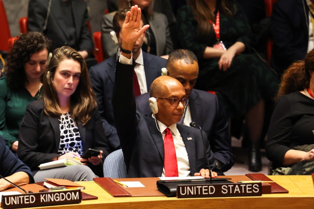 Utusan AS untuk Urusan Politik Khusus di PBB Robert A. Wood mengangkat tangannya untuk memveto seruan gencatan senjata di Gaza dalam pertemuan Dewan Keamanan PBB./ Times of Israel