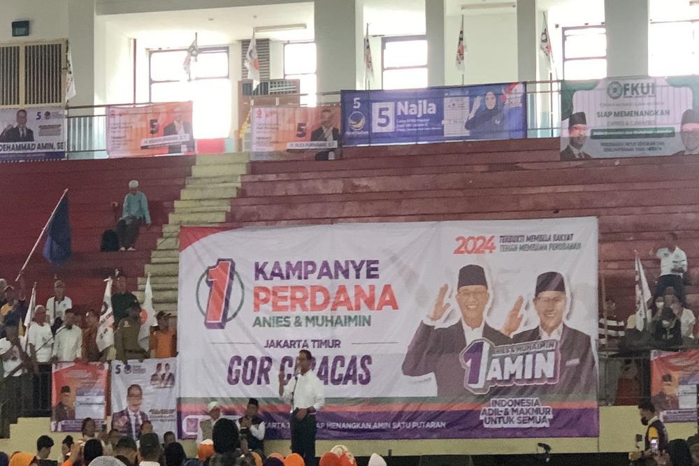 Calon Presiden (Capres) koalisi perubahan, Anies Baswedan saat kampanye perdana di Gor Ciracas, Jakarta Timur, Selasa (28/11/2023)/Bisnis-Lukman Nur Hakim