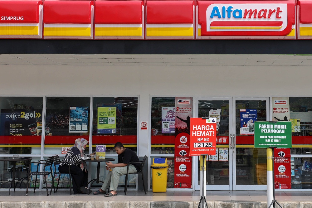 Pengunjung beraktivitas di salah satu gerai Alfamart di Jakarta, Kamis (29/6/2023). - Bisnis/Eusebio Chrysnamurti