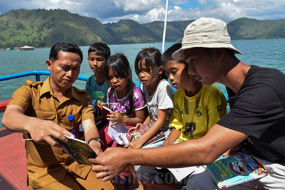  Kapal Belajar di Danau Toba Untuk Anak Pengungsi Korban Longsor