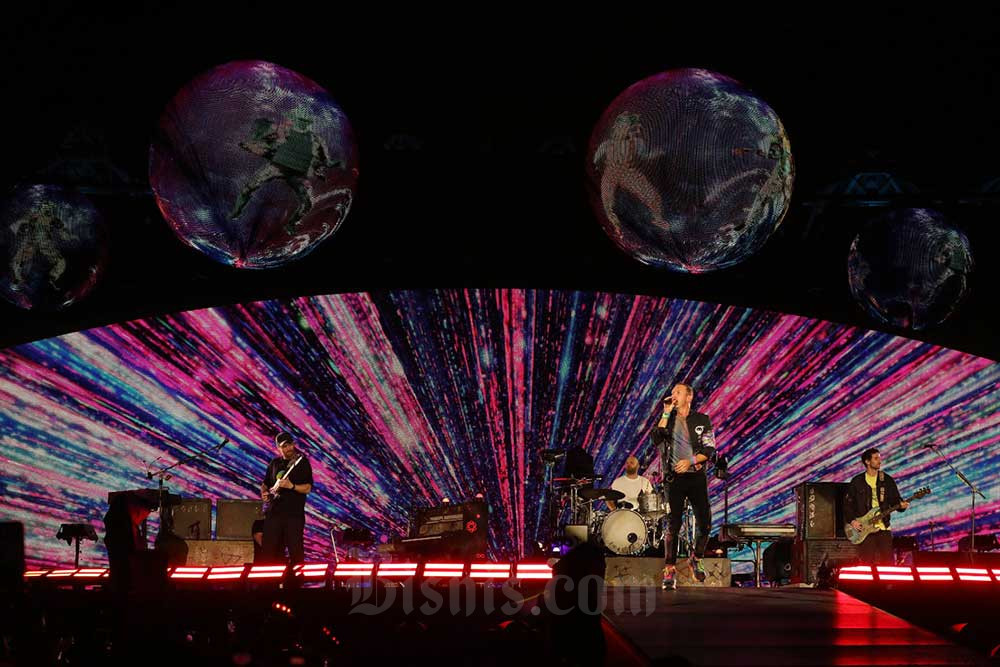Grup Musik Coldplay tampil saat Konser bertajuk Coldplay Music of the Spheres World Tour Jakarta di Stadion Utama Gelora Bung Karno, Senayan, Jakarta, Rabu (15/11/2023). Dalam penampilannya grup musik asal Inggris tersebut  menyanyikan sejumlah lagu hitsnya seperti Paradise dan Vida La Vida. Bisnis/Eusebio Chrysnamurti
