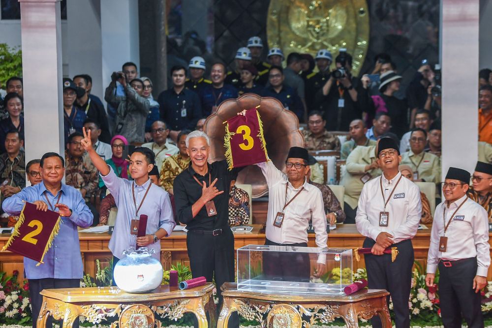Calon presiden dan calon wakil presiden dari Koalisi Perubahan Anies Baswedan (kiri) dan Muhaimin Iskandar (kedua kiri), Capres dan Cawapres dari Koalisi Indonesia Maju Prabowo Subianto (ketiga kiri) dan Gibran Rakabuming Raka (ketiga kanan), Capres dan Cawapres Ganjar Pranowo (kedua kanan) dan Mahfud MD (kanan) berfoto bersama dengan menunjukkan nomor hasil undian pada Rapat Pleno Terbuka Pengundian dan Penetapan Nomor Urut Pasangan Capres dan Cawapres Pemilu 2024 di Gedung KPU, Jakarta, Selasa (14/11).