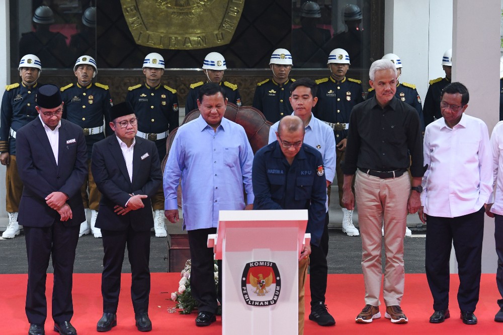 Ketua KPU Hasyim Asyari beserta ketiga pasangan calon presiden dan calon wakil presiden menandatangani naskah Deklarasi Kampanye Pemilu Damai 2024 di kompleks Kantor KPU, Jakarta, Senin (27/11/2023). ANTARA FOTO/Aditya Pradana Putra/rwa.