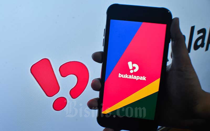 Warga mengakses aplikasi Bukalapak di Jakarta, Kamis (5/8/2021). Bisnis/Fanny Kusumawardhani