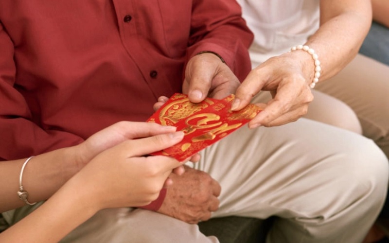 Ilustrasi hadiah berupa angpao yang diberikan saat perayaan Imlek. Pada 2024, libur Imlek jatuh pada akhir pekan./Freepik