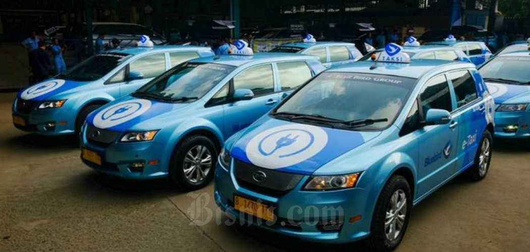 Pengemudi mengoperasikan taksi listrik Bluebird di sela-sela peluncurannya di Jakarta, Senin (22/4/2019)./Bisnis-Felix Jody Kinarwan