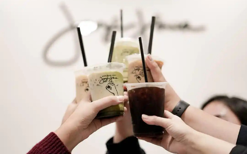 Janji Jiwa mengadopsi konsep fresh-to-cup yang menyajikan pilihan kopi lokal Indonesia. Penyajiannya trendi dan tetap menghadirkan produk-produk klasik bercita rasa kopi. /Janji Jiwa