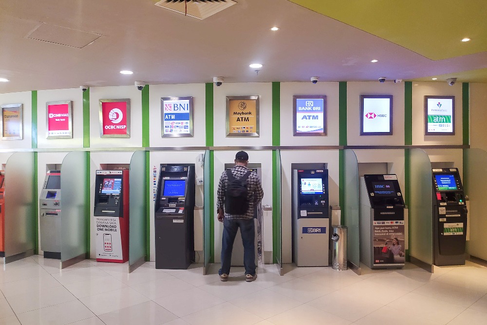 Nasabah bertransaksi di Anjungan Tunai Mandiri (ATM) Center, Jakarta. /Bisnis-Abdurachman