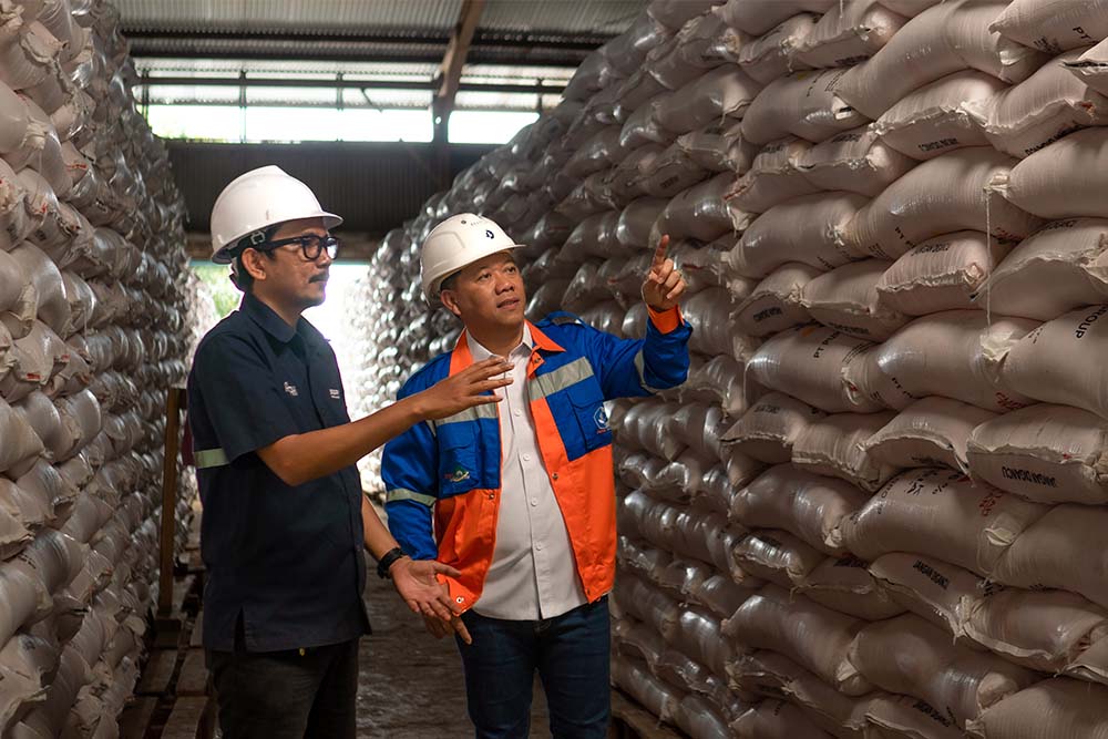Direktur Utama Pupuk Kaltim Budi Wahju Soesilo (kanan) saat memeriksa stok pupuk di gudang Pupuk Kaltim./JIBI-Istimewa