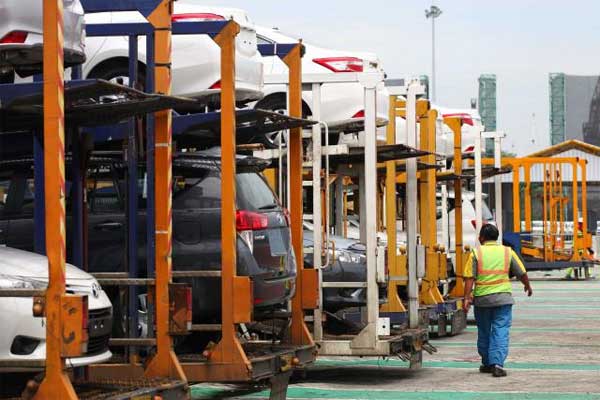 Petugas memeriksa mobil produksi PT. Toyota Motor Manufacturing Indonesia (TMMIN) yang siap diekspor di IPC Car Terminal, PT Indonesia Kendaraan Terminal (IKT), Pelabuhan Tanjung Priok, Jakarta Utara, Rabu (8/3). /Bisnis, Dwi Prasetya