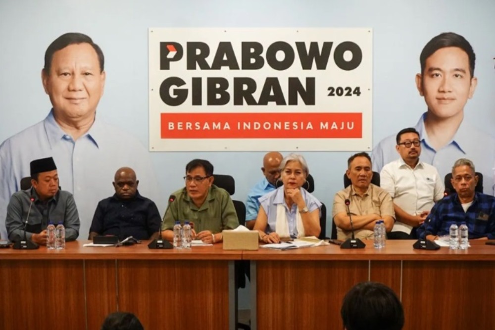 Sekretaris Tim Kampanye Nasional (TKN) Prabowo-Gibran, Nusron Wahid (kiri) bersama sejumlah tokoh dan aktivis 98 menyampaikan keterangan konferensi pers di Media Center TKN Prabowo-Gibran, Jakarta, Senin (11/12/2023). (ANTARA/Fauzan)