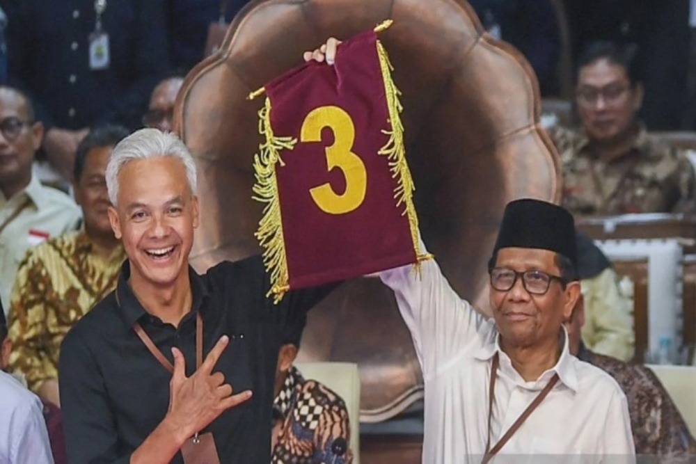Pasangan capres dan cawapres Ganjar Pranowo-Mahfud MD menunjukkan nomor hasil undian pada Rapat Pleno Terbuka Pengundian dan Penetapan Nomor Urut Pasangan Capres dan Cawapres Pemilu Tahun 2024 di Gedung KPU, Jakarta, Selasa (14/11/2023). (ANTARA FOTO/Galih Pradipta/aa)