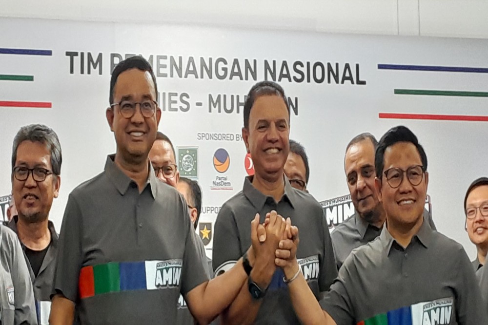 Calon presiden (capres) Anies Baswedan, Kapten Timnas Amin Muhammad Syaugi Alaydrus dan calon wakil presiden (cawapres) Muhaimin Iskandar atau Cak Imin, saat konferensi pers di Jakarta, Selasa (14/11/2023). JIBI/Bisnis-Erta Darwati.