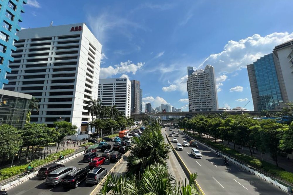 Daftar 10 Kota dengan Biaya Hidup Tertinggi di Indonesia. Gedung bertingkat dan lalu lintas di jalan Jenderal Sudirman, Jakarta Selatan. JIBI/Feni Freycinetia