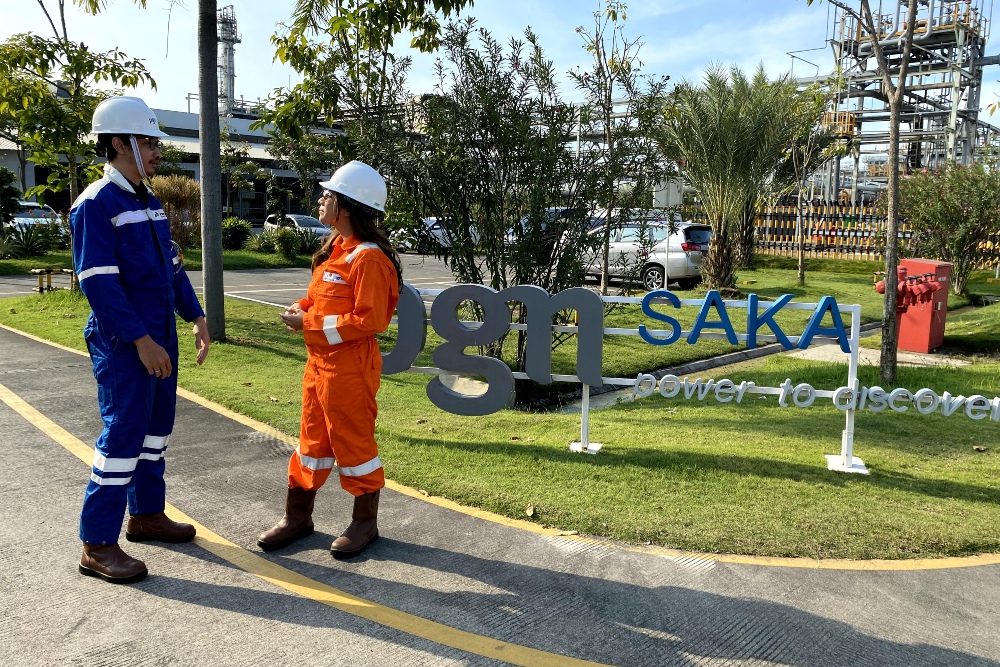 Karyawan PT Saka Energi Indonesia (PGN Saka) selaku entitas anak perusahaan PT PGN Tbk, Subholding Gas Pertamina, berbincang di kawasan Onshore Processing Facility (OPF) Saka Indonesia Pangkah Limited (SIPL), Gresik, Jawa Timur/ Bisnis-David E. Issetiabudi