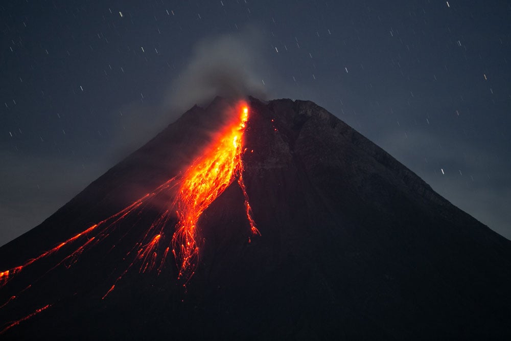  Gunung Merapi Kembali Muntahkan Lava Pijar Sejauh 1.900 Meter