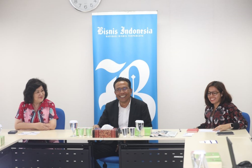 Presiden Direktur Bisnis Indonesia Group Lulu Terianto (kiri), Direktur Utama Bank Raya Ida Bagus Ketut Subagia (tengah), dan Pemimpin Redaksi Bisnis Indonesia Maria Y. Benyamin dalam kunjungan media Bank Raya ke redaksi Bisnis Indonesia di Jakarta, Selasa (12/12/2023./Bisnis - Abdurachman.