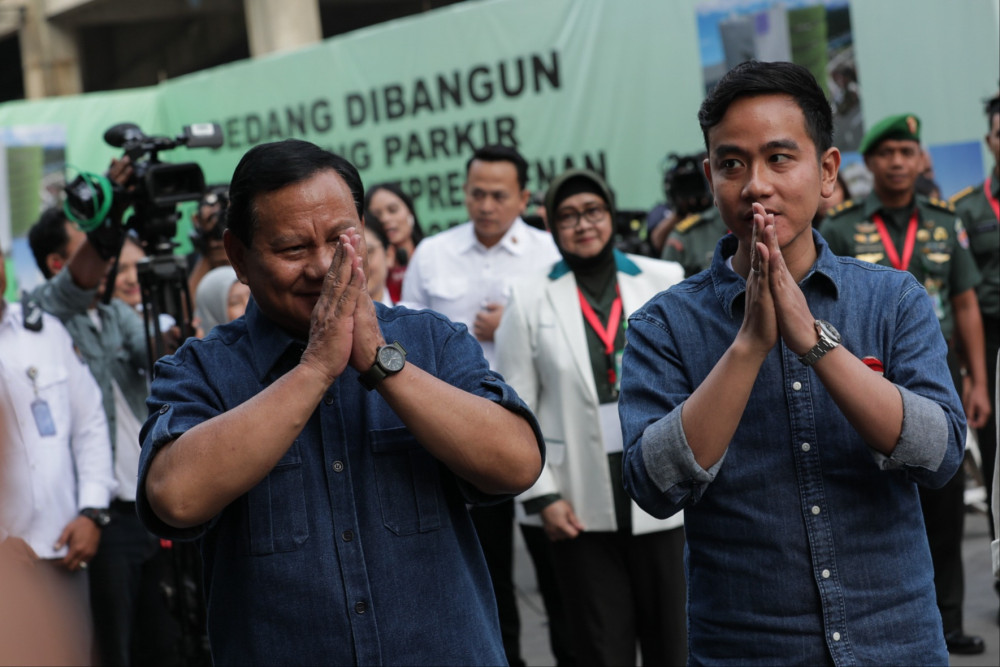 Bakal calon presiden Prabowo Subianto (kiri) dan wakil presiden Gibran Rakabuming Raka tiba di Rumah Sakit Pusat Angkata Darat (RSPAD) Gatot Soebroto, Jakarta, Kamis (26/10/2023). JIBI/Bisnis/Fanny Kusumawardhani