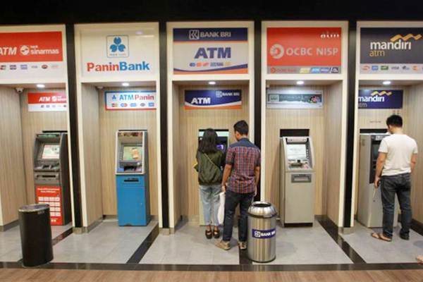Menilik Proyeksi Pertumbuhan Kredit Bank Jumbo di 2024. Nasabah bertransaksi melalui mesin anjungan tunai mandiri di Tangerang, Banten./JIBI-Dwi Prasetya