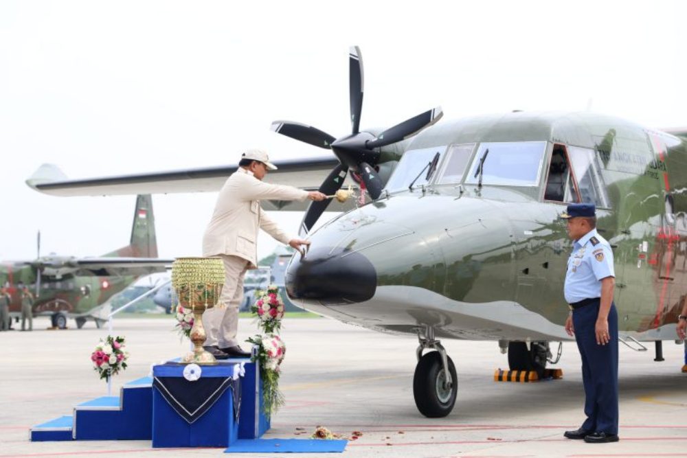  Prabowo Serahkan Lima Pesawat Buatan Lokal ke TNI AU