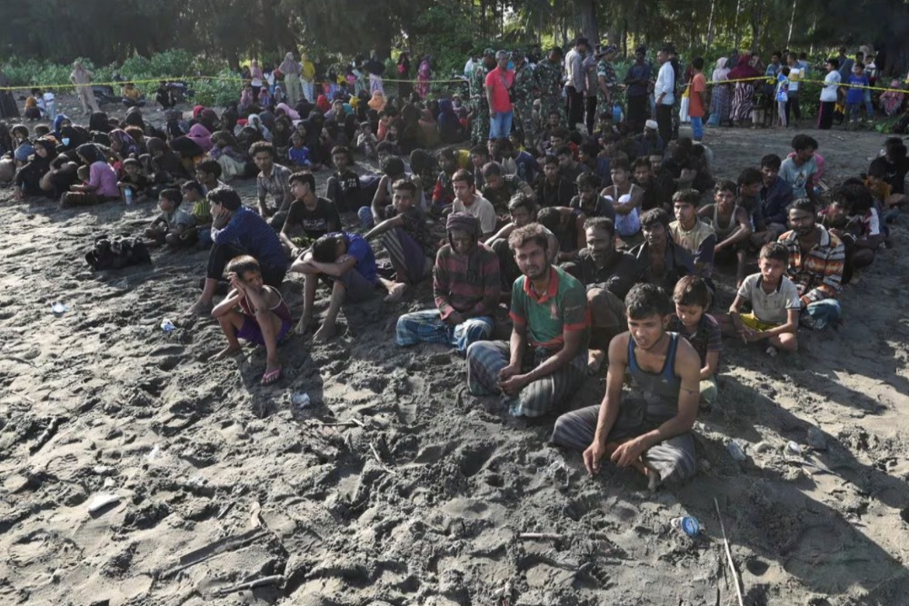 Kemlu Respons Usulan Wapres Soal Relokasi Pengungsi Rohingya ke Pulau Galang. Pengungsi Rohingya beristirahat di pantai setelah mendarat di Blang Raya, Pidie, provinsi Aceh, Indonesia, Minggu (10/12/2023)./ REUTERS