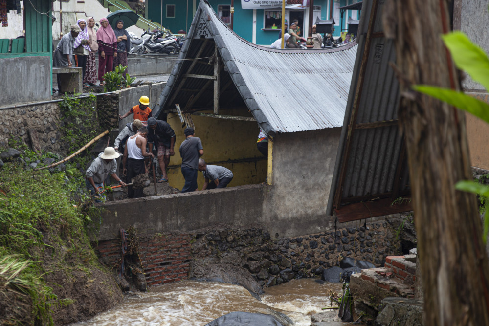 Masyarakat bergotong royong melakukan pembersihan sisa material banjir bandang yang melanda Desa Pariangan, Kabupaten Tanah Datar, Sumatra Barat, Rabu (6/12/2023). Bisnis-Muhammad Noli Hendra