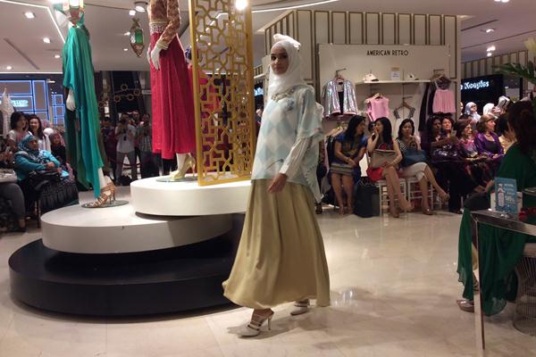 Koleksi busana muslim dari Ria Miranda di Galeries Lafayette Jakarta/Bisnis.com-Duwi Setiya Ariyanti