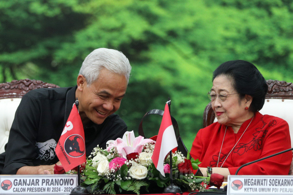 Ketua Umum Partai Demokrasi Indonesia Perjuangan (PDIP) Megawati Soekarnoputri (kanan) berbincang dengan Bakal Calon Presiden Ganjar Pranowo dalam acara silaturahmi dan kerjasama Partai Demokrasi Indonesia Perjuangan (PDIP) dan Partai Hati Nurani Rakyat (Hanura) di kantor DPP PDIP, Jakarta, Senin (28/8/2023). Bisnis/Suselo Jati