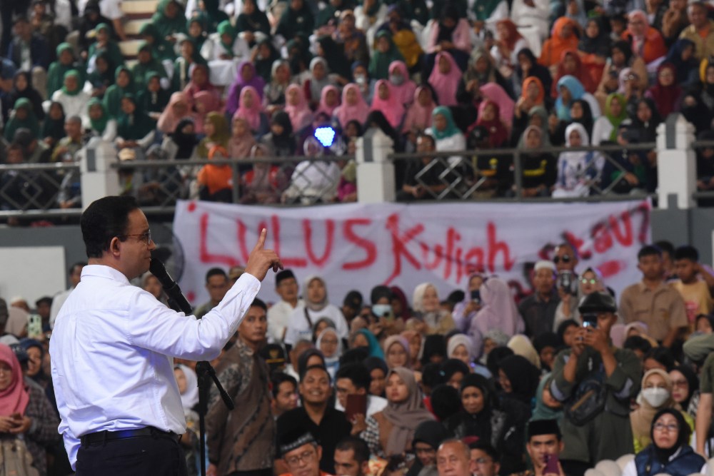 Debat Pertama Capres: Anies Bawa Keluarga Korban Kerusuhan 22 Mei. Calon presiden nomor urut satu Anies Baswedan menyampaikan orasi politiknya di acara Pemuda Kuningan di GOR Ewangga Kuningan, Jawa Barat, Sabtu (9/12/2023). ANTARA FOTO/Indrianto Eko Suwarso/YU