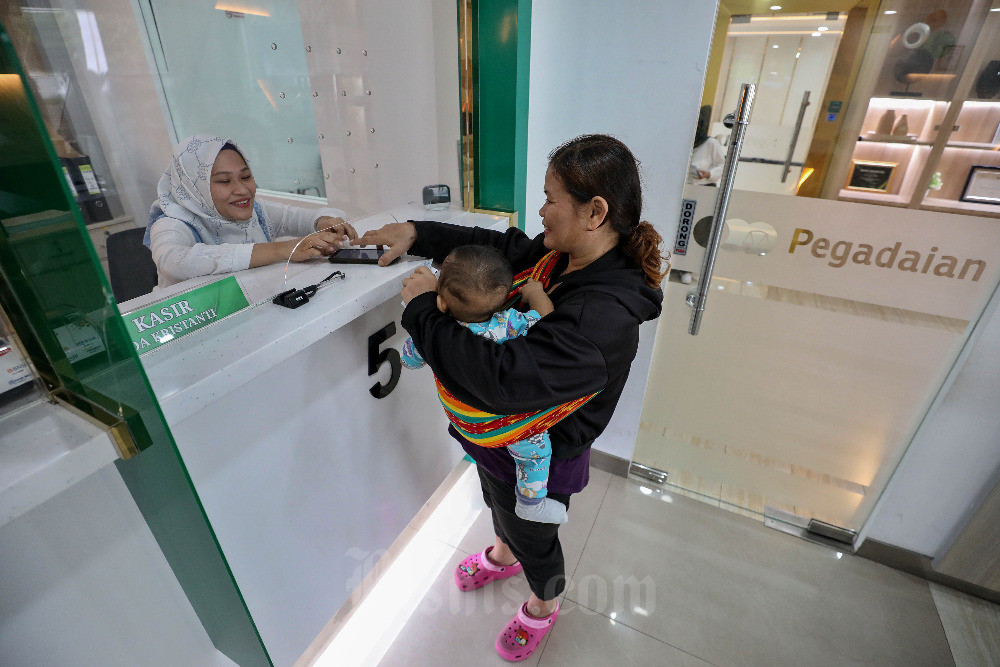 Nasabah beraktivitas di salah satu kantor cabang Pegadaian, di Jakarta, Senin (31/7/2023). Bisnis/Eusebio Chrysnamurti