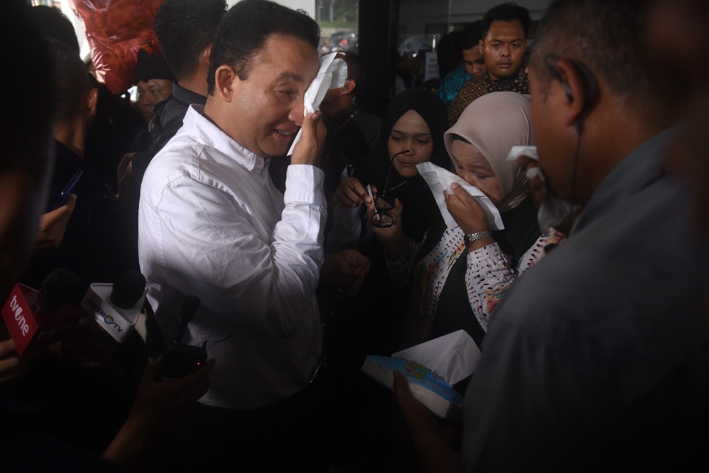 Tanggapi Ganjar Soal Layanan Publik, Anies Baswedan Pamer Aplikasi JAKI. Calon presiden nomor urut satu Anies Baswedan (kiri) didampingi istrinya Fery Farhati (kanan) menyeka keringatnya usai berorasi politik di acara Pemuda Kuningan di GOR Ewangga Kuningan, Jawa Barat, Sabtu (9/12/2023). ANTARA FOTO/Indrianto Eko Suwarso/YU