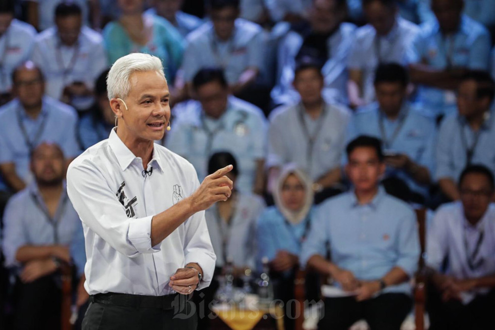 Ganjar Pertanyakan Putusan MK soal Gibran Cawapres ke Prabowo. Calon presiden nomor urut 3 Ganjar Pranowo menyampaikan visi dan misi saat Debat Pertama Capres 2024 di Jakarta, Selasa (12/12/2023). Bisnis/Fanny Kusumawardhani