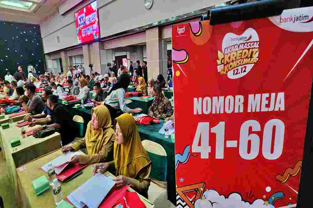 Para debitur Bank Jatim sedang melakukan penandatanganan surat perjanjian akad kredit secara serentak dalam kegiatan Akad Kredit Konsumer Massal 12.12 di Surabaya, Selasa (12/12/2023)./Bisnis - Peni Widarti